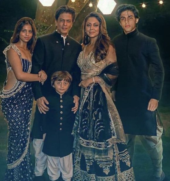 Diwali-2018_-Artistic-photo-of-the-Khan-family-with-Suhana-Shahrukh-Gauri-Aryan-and-AbRam_-_-Photo-artistique-de-la-famille-Khan-avec-Suhana-Shahrukh-Gauri-Aryan-et-AbRam - Social Nation Shahrukh Khan ambassador for Aryan Khan in D'yavol