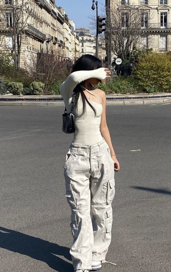 White-_-Beige-_-Streetstyle-_-Subversive-_-Outfit-Inspiration - Social Nation Cargo Pants styling tips from creators