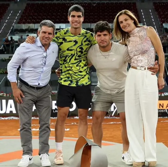 Carlos-fam - Social Nation carlos alcaraz wimbledon 2023 novak djokovic winner youngest title men's singles championship tennis world grand slam trophy family father Carlos Alcaraz González Juan Carlos Ferrera coach spain dream