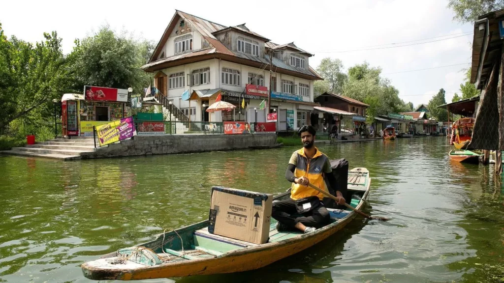 download-1 - Social Nation Kashin runs Amazon floting store in his houseboat