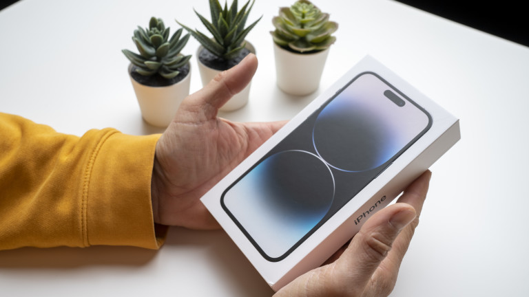 Budapest, Hungary - December 14, 2022. A man holds the latest iPhone 14 Pro Max in Space Black. Apple's latest phone is equipped with three cameras. White background. - Social Nation iPhone 15 Foxconn Apple phone box package