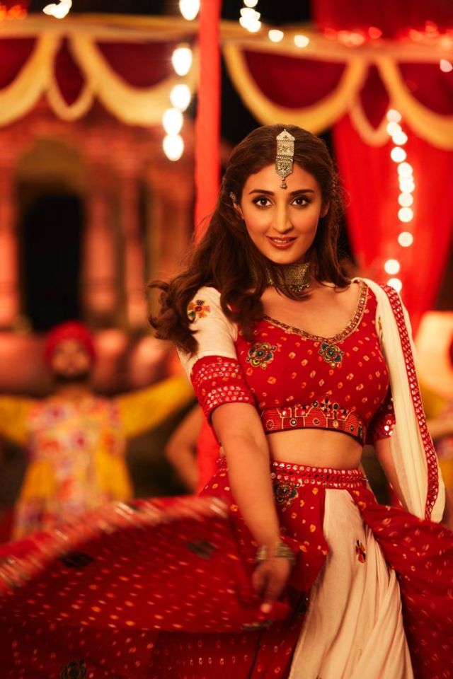 Dhvani-Bhanushalis-‘Mehendi-ranks-no-1-on-YouTube-in-2-days-of-its-release - Social Nation Dhvani Bhanushali sings Garbo written by PM Narendra Modi