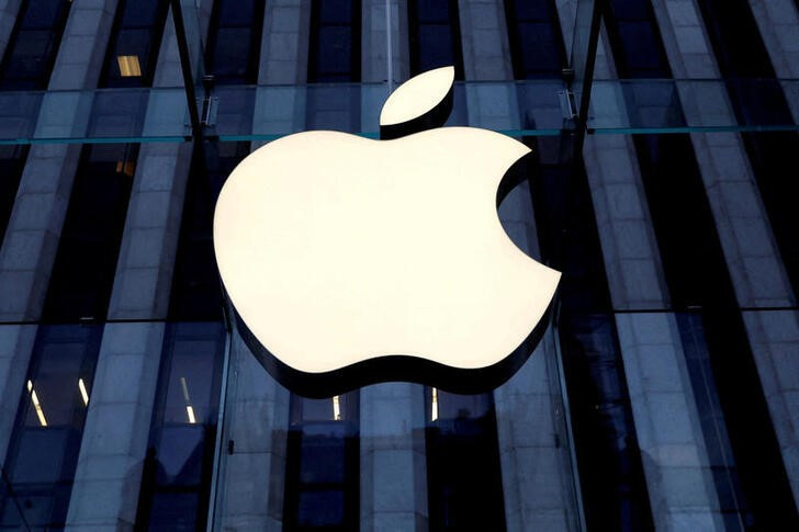 FILE PHOTO: The Apple Inc. logo is seen hanging at the entrance to the Apple store on 5th Avenue in Manhattan, New York, U.S., October 16, 2019. REUTERS/Mike Segar/ - Social Nation apple google trial lawsuit duckduckgo