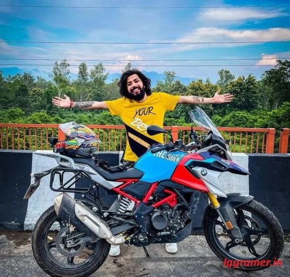 Anurag Dobhal climbs the stairs to Bigg Boss 