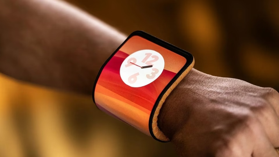 moto_1698217577532_1698217584101 - Social Nation motorola bending phone on wrist