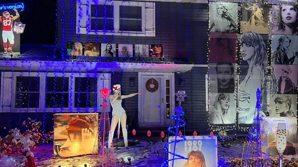 7DBA149D-605F-44B6-8D4D-3D705530CB35 - Social Nation Taylor Swift Inspired Christmas Decor
wins the internet