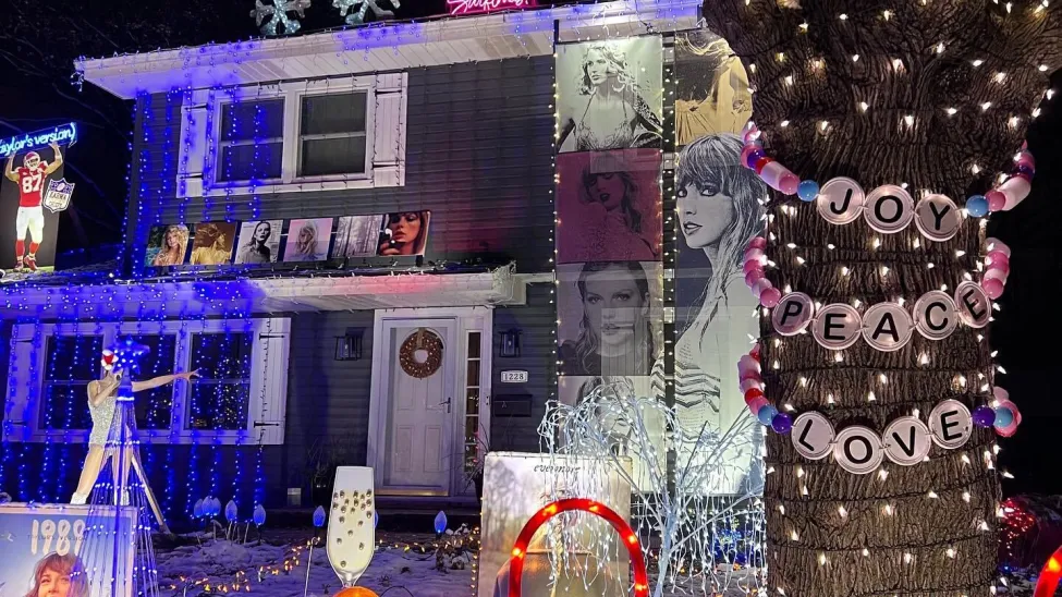 C5B2B5C3-3FB6-4484-947A-D298275004E5 - Social Nation Internet loved Taylor Swift Inspired Christmas Decor