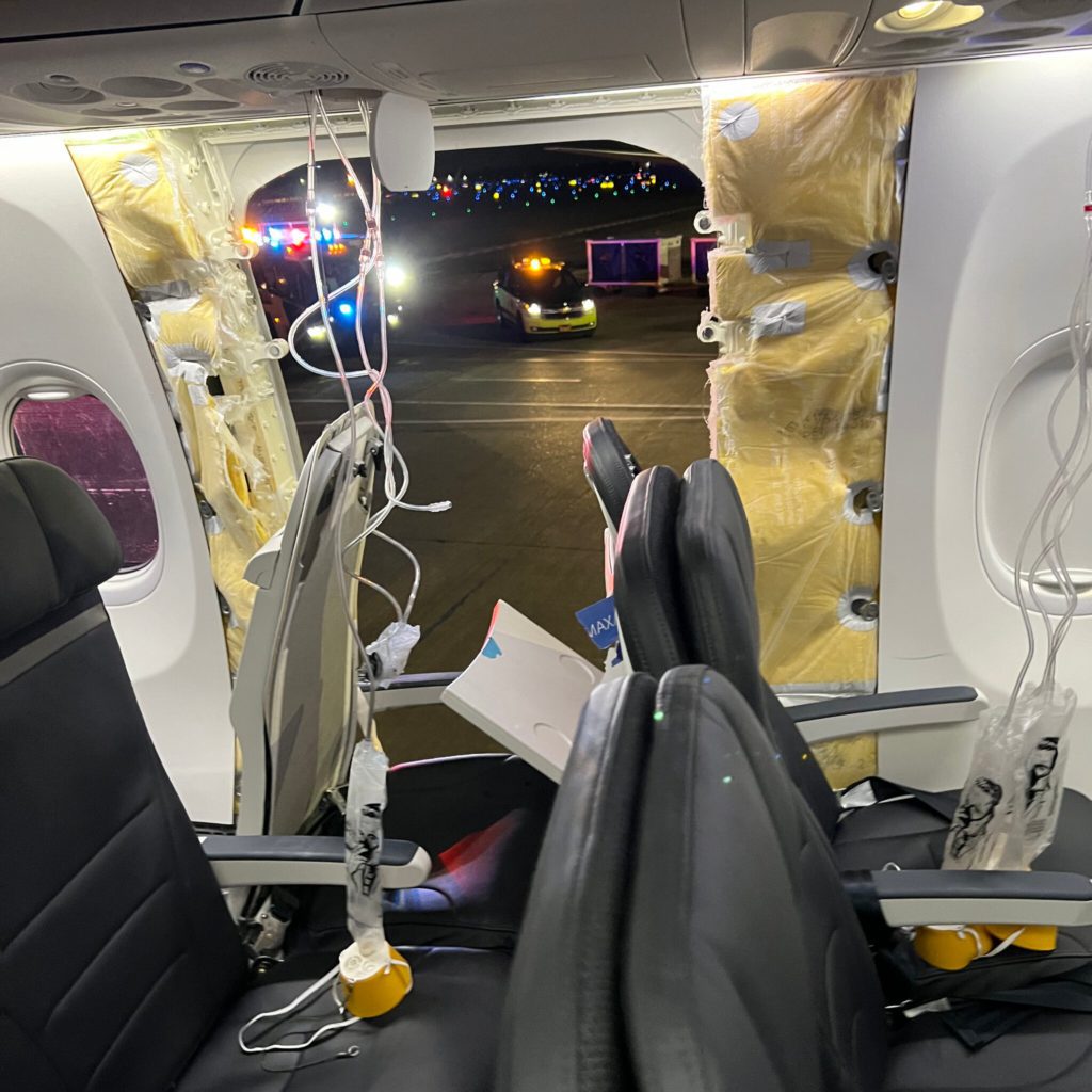 05xp-plane-Le-superJumbo - Social Nation Alaska Air mid-air panel blowout