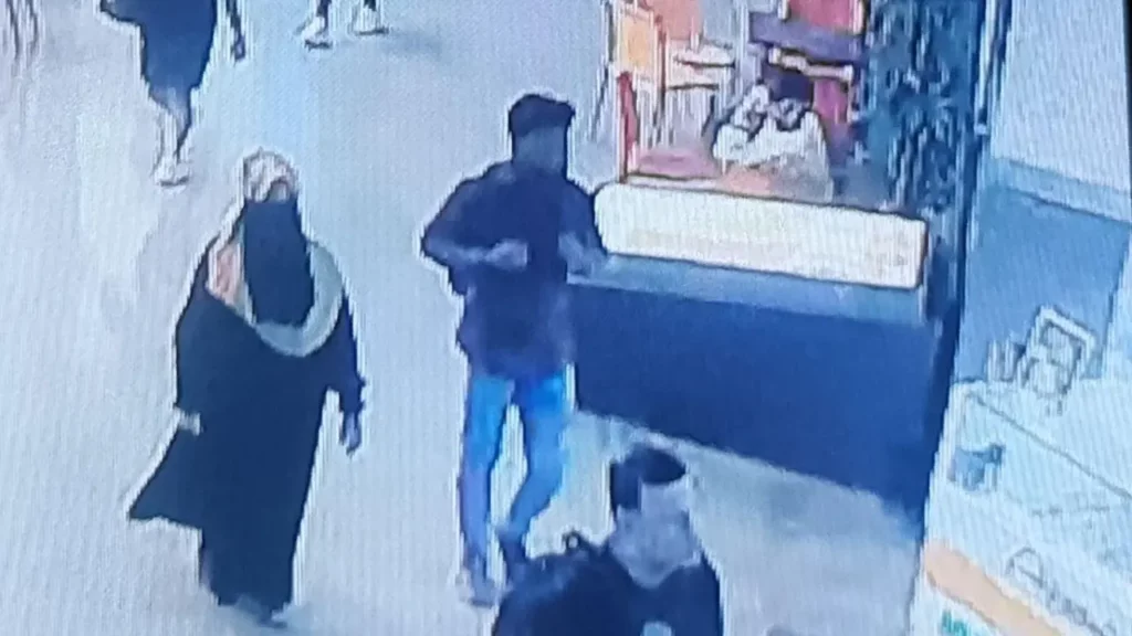 Social media influencer seen walking out of the mall after stealing phones