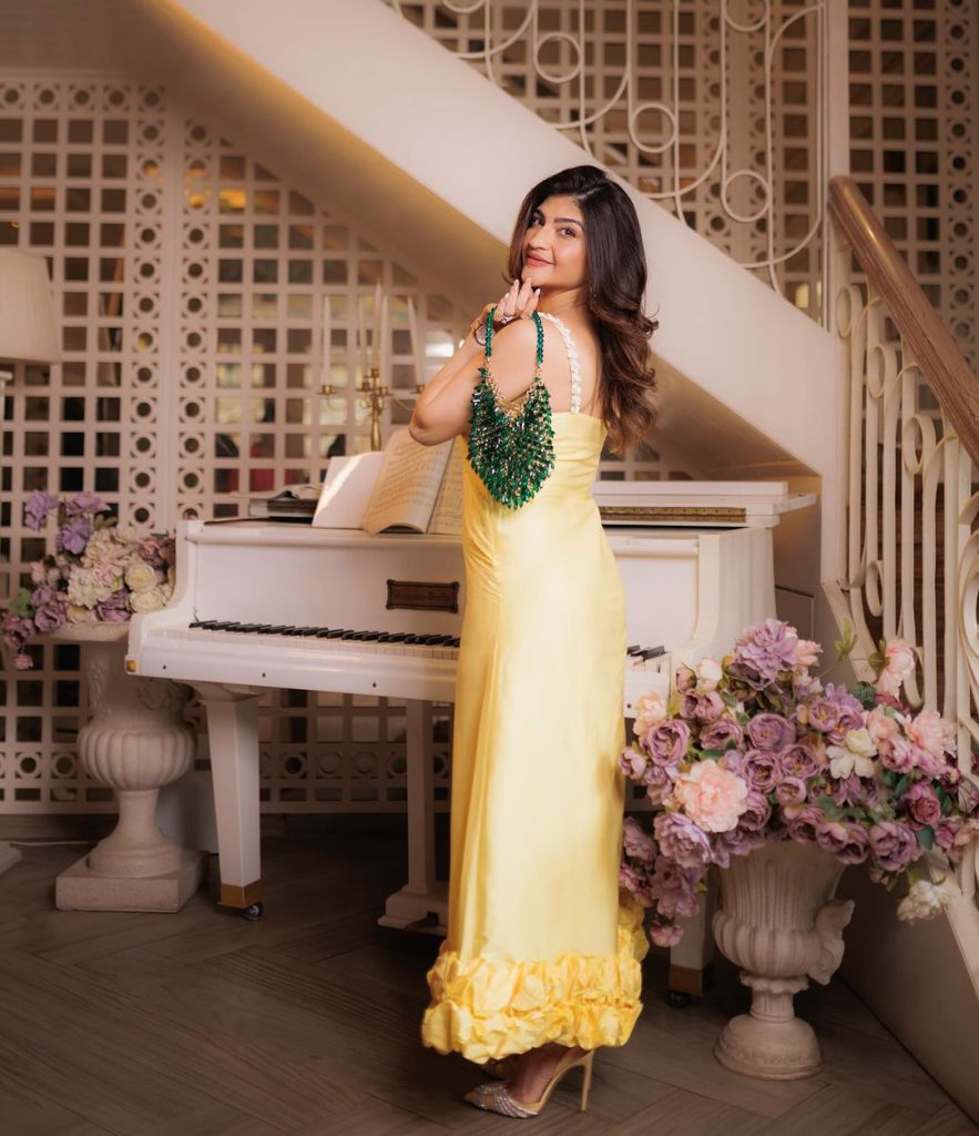 Snapinsta.app_415005771_18406245538051111_2957908217855207914_n_1080 - Social Nation Khushnaz Ashdin Turner fashion and beauty influencer content creator instagram skincare hair care 2024 fashion trends styling tips exclusive interview