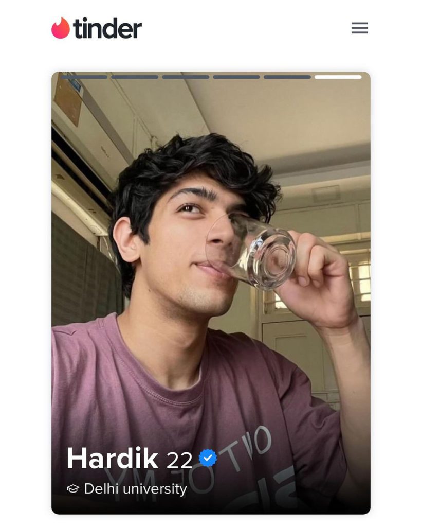 Snapinsta.app_433109324_18029600443931938_6592551603292745992_n_1080 - Social Nation Guy with QR Code Tinder bio profile Ed Sheeran mumbai concert viral Hardik