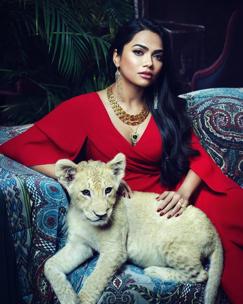 38989812_269271433894099_4340900725690204160_n - Social Nation Mona Patel embracing the queen energy with a lion's cub