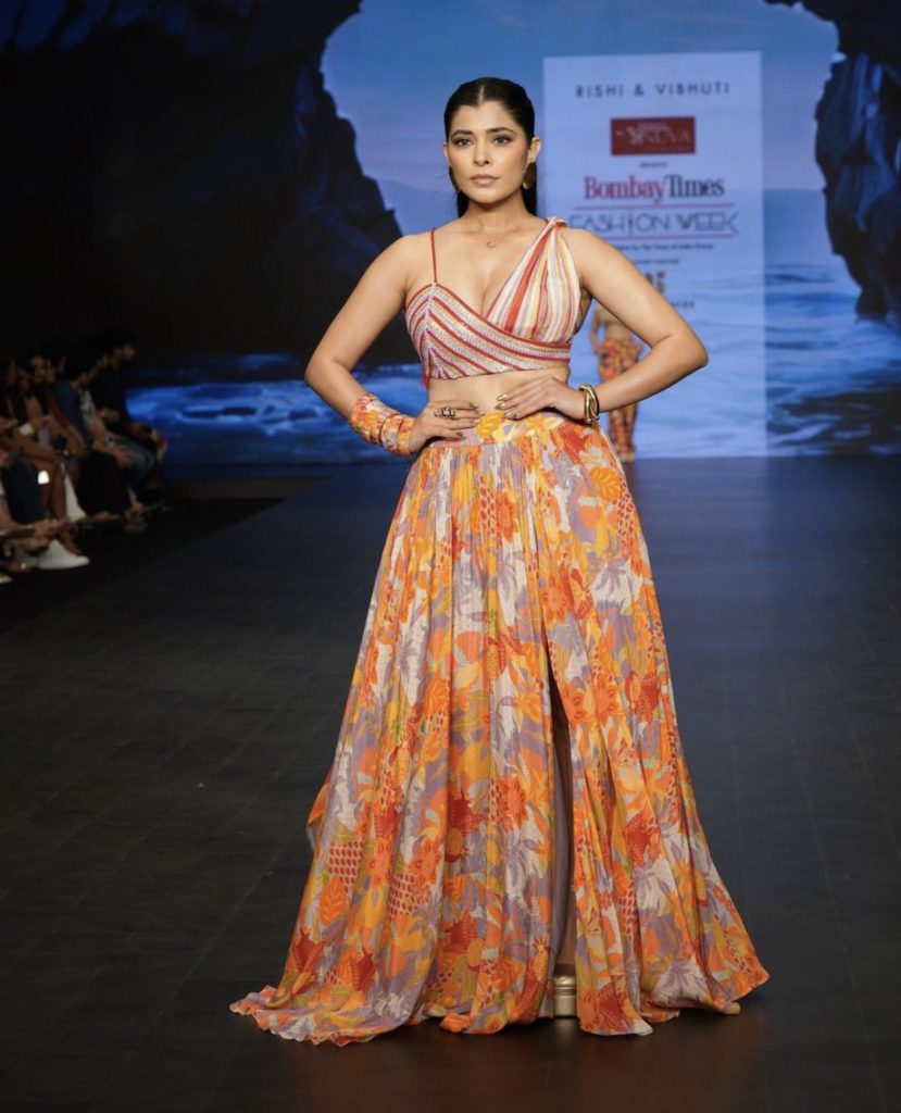 Screenshot - Social Nation Sakshi Keswani being suku Bombay Times Fashion Week (BTFW) 2024 walking ramp runway designers rishi and vibhuti rivi-era collection