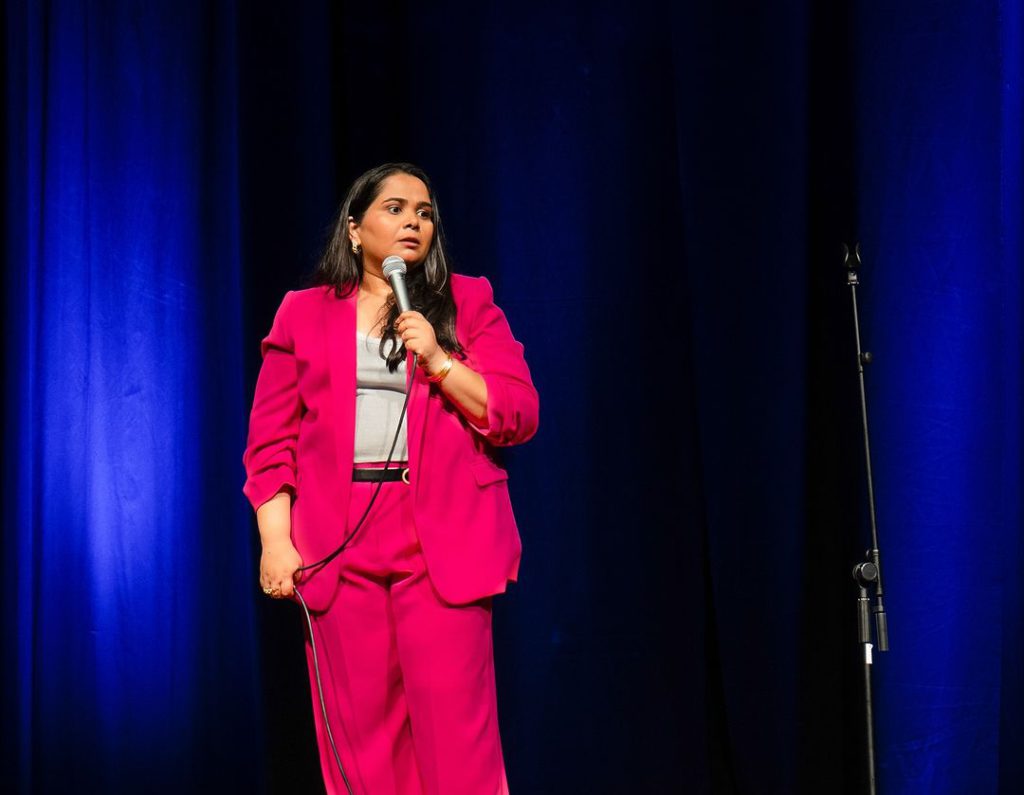 Snapinsta.app_467525976_18467034247003318_3123092215504066819_n_1080 - Social Nation Sumukhi Suresh Hoemonal comedy stand-up Bangalore set comedian