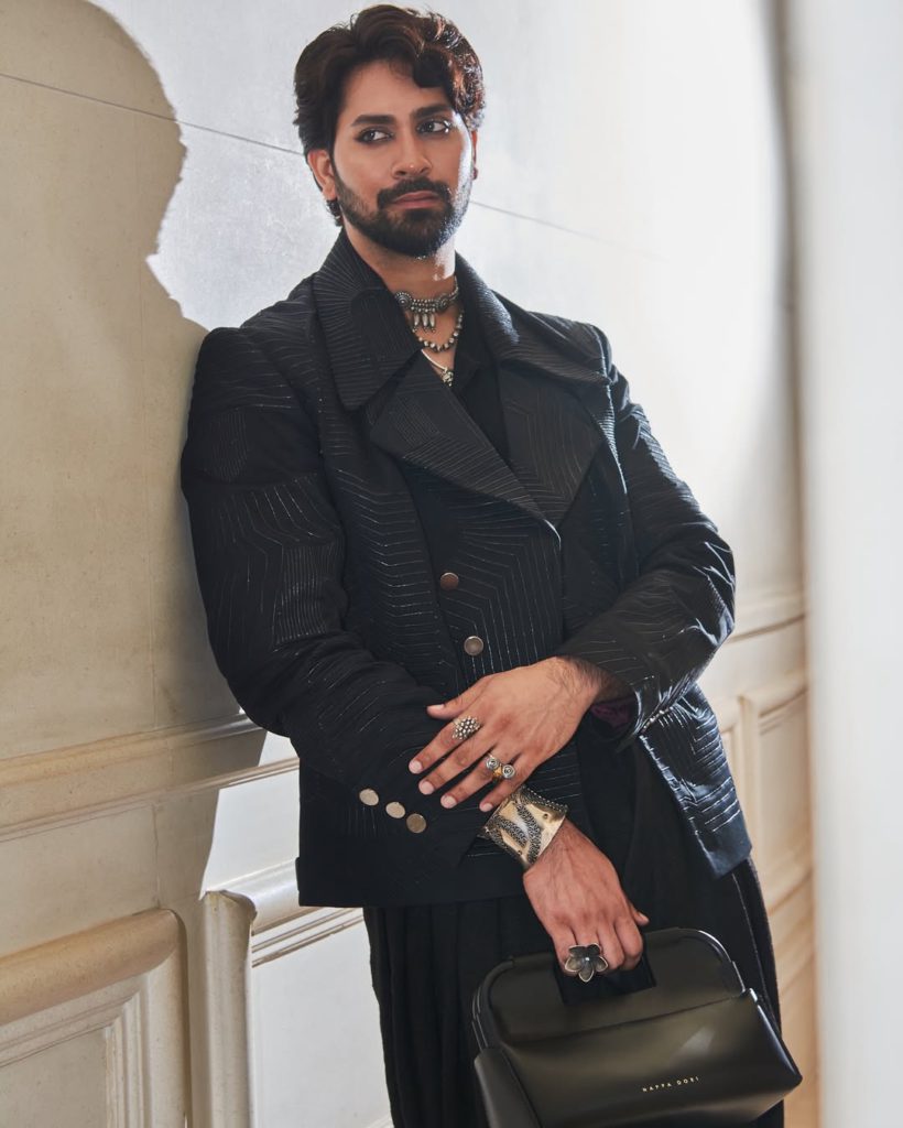 My first fashion award! @elleindia Style Awards - DIGITAL DISRUPTOR, yours truly ✨So much love t (2) - Social Nation